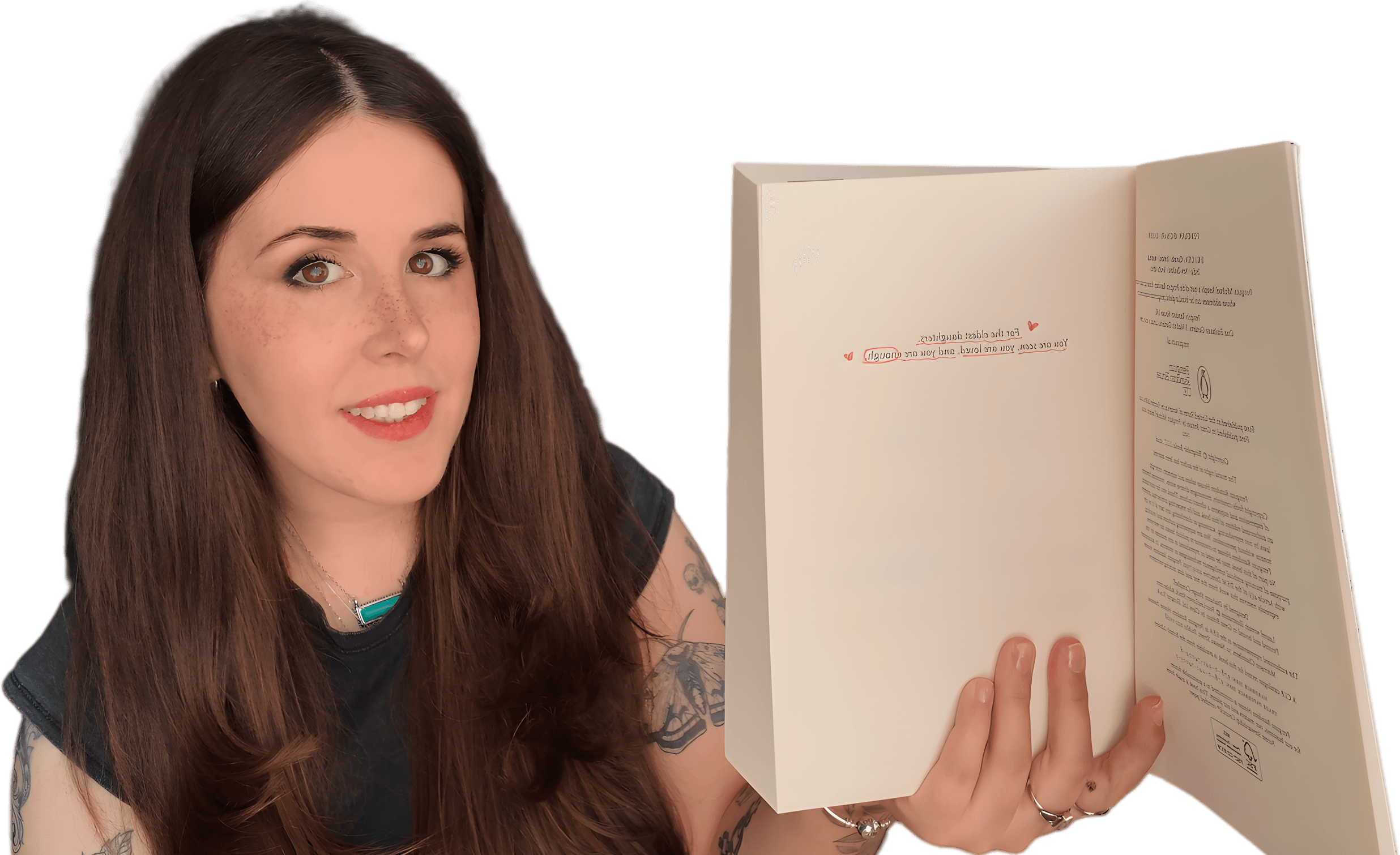 Liv Niklas sosteniendo un libro abierto