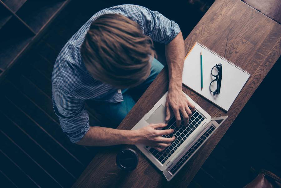 Ghostwriter: Claves para el éxito en la escritura anónima — imagen